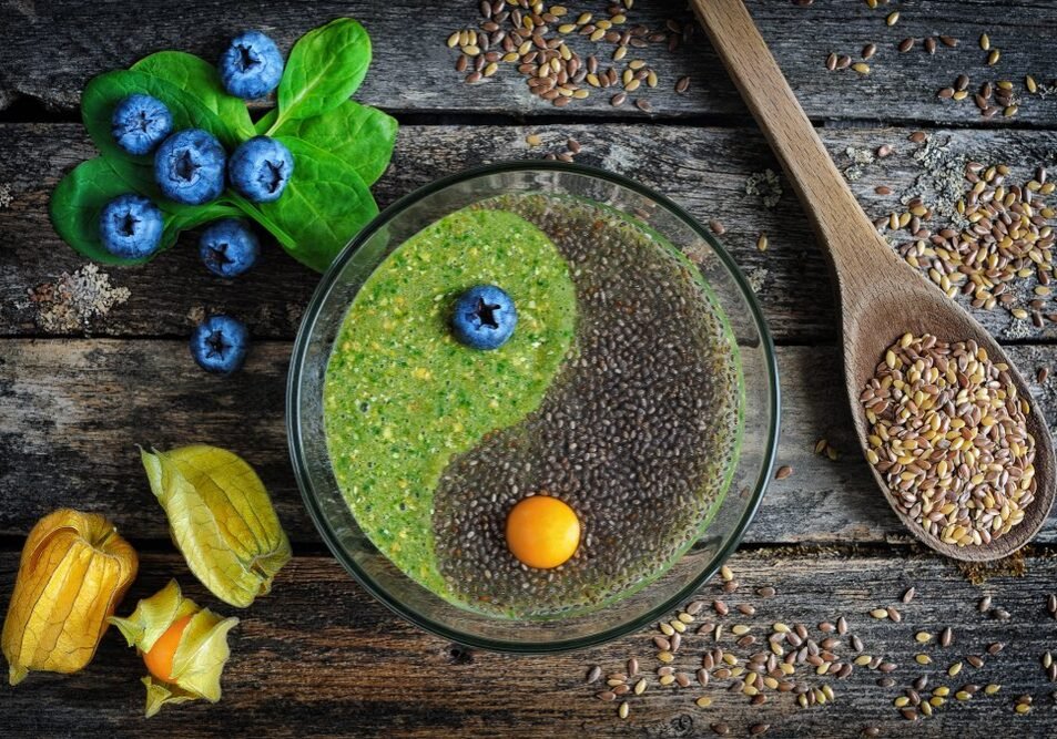 Healthy,Breakfast.,Raw,Flaxseed,Porridge,With,Chia,Seeds,,Spinach,,Physalis